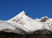 Muntele Krivan în timpul unei zile senine de iarnă în Slovacia