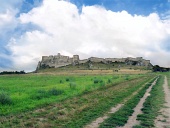 Drum de câmp către Castelul Spis vara