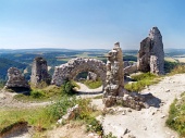 Pereții interiori ruinați ai Castelului Cachtice
