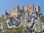 Vedere de vară a ruinelor castelului Strecno