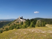 Castelul Cachtice pe deal la distanță