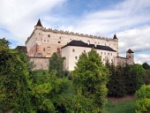 Castelul Zvolen pe un deal împădurit