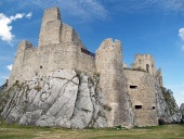 Curtea și ruinele Castelului Beckov