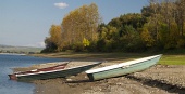 Три лодки, стоящие на якоре на берегу