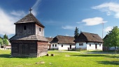 Деревянная колокольня и народные дома в Прибылине, Словакия