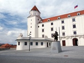 Двор Братиславского Града со статуей короля Святополка