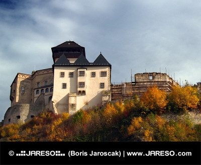 Trencin slott i höst, Slovakien