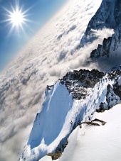 Ovanför molnen på Lomnicky Peak med solstrålarna