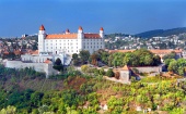 Bratislavskega gradu z novo belo barvo