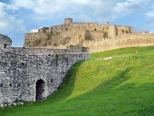 Ruševine gradu Spiš ob sončnem zahodu