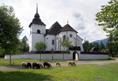 Gotska cerkev v Pribylina z ovcami